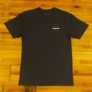 Men's PATAGONIA Short Sleeve Responsibili-Tee Back Logo Navy Small Spell out EUC